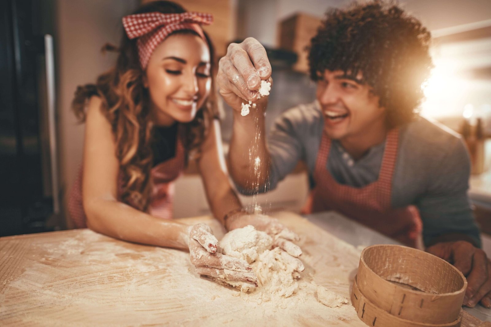 Een man en een vrouw maken deeg in de keuken terwijl ze bespreken wat vrouwen zoeken in een relatie.