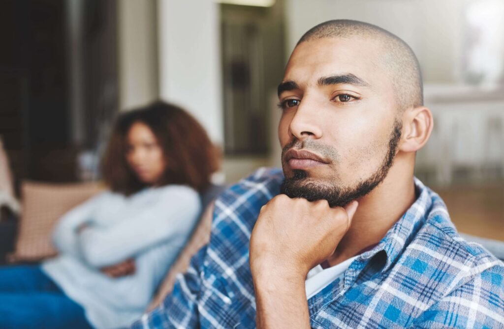 Een man en een vrouw die op een bank zitten en elkaar aandachtig aanspreken, terwijl ze af en toe geheimzinnige blikken delen.
Trefwoorden: Dingen achterhouden voor je partner